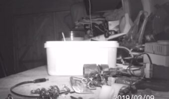 まるでおとぎ話！工具がいつの間にか箱の中に片付けられている？！謎の掃除屋の正体とは！？