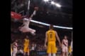 バスケでまさかのキック！NBAプレーヤーが身体能力高すぎな蹴り技を披露