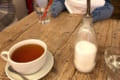 サメの人形を連れてカフェに行ったら...店員さんの遊び心溢れるおもてなしに感動!