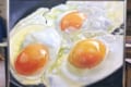 めっちゃ美味しそう!リアルすぎる目玉焼きの絵に反響「油の部分とかとろとろ」「お腹空いてきた」