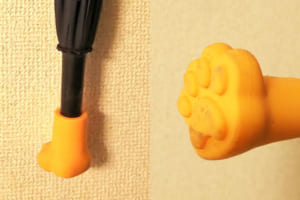 子どもたちにバカウケ！雨の日が楽しくなる「猫の足跡がつく傘キャップ」が面白い！