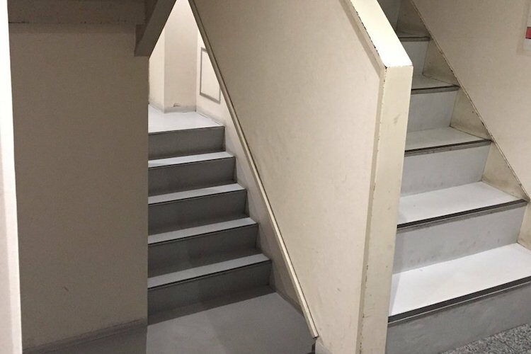 酔っ払いはたどり着けない！？居酒屋が入っているビルの階段がエッシャーの「無限階段」ような作りで困惑