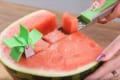 これは欲しい!超簡単に“スイカを一口サイズにカット”するスライサーが便利そう!