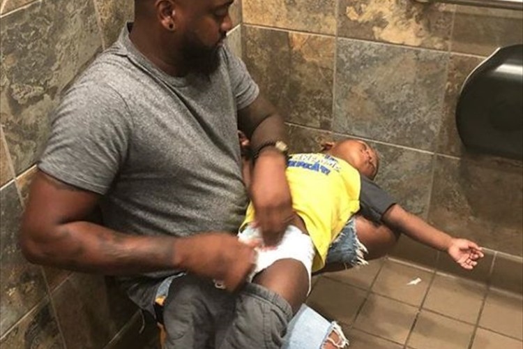 赤ちゃんのおむつ交換台を男性のトイレにも設置!米・コネチカット州で法案が可決