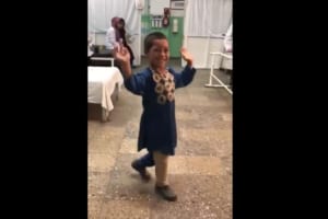 「悲しいけれど幸せな瞬間」地雷で足を失った男児が義足を装着。嬉しくて踊り出す姿に反響