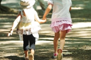 この規則は幼稚園児に必要なのか？サマードレス着用がNGとされ、Tシャツに着替えさせられる事案が話題に