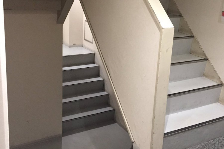 酔っ払いはたどり着けない!?居酒屋が入っているビルの階段がエッシャーの「無限階段」ような作りで困惑