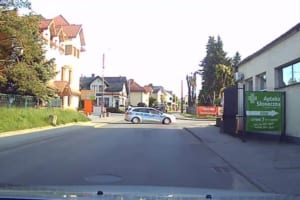 車体を横向きにして他の車を通行止めするパトカー…まさかの理由にほっこり