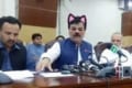 パキスタンの政治家が「猫耳フィルター」を有効にしたまま、記者会見を生中継してしまう珍事が話題に!