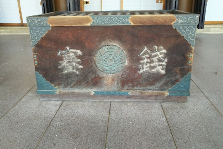 お賽銭の金額はいくらがいいの?縁起のいい金額や参拝の作法も紹介
