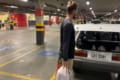 自動で開閉する車のトランク。センサーが搭載されている?と思ったら・・・まさかのトリックに思わず笑う