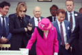 YOSHIKIのスカーフがエリザベス女王を直撃!まさかの珍ハプニングに思わず一瞬ヒヤリ!