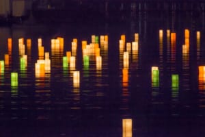 【灯篭流し】水に浮かぶ姿が幻想的な行事は、いつ・どこで・どんな意味で行われるの？
