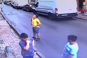 アパートの2階から2歳の女の子が転落！その時、近くにいた少年のとった行動に称賛の声