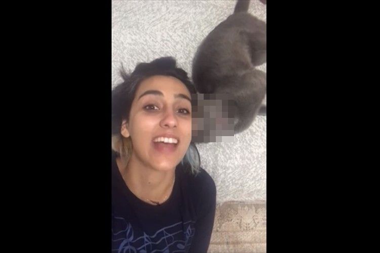 自撮りをしようとする飼い主。カメラに気づいたニャンコも自撮りに参加!?その表情が可愛すぎる♪