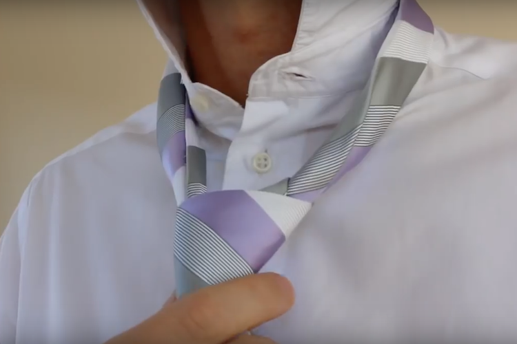【ライフハック】10秒以下でネクタイを結ぶ時短テクニックとは！？