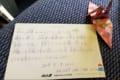 ANAの機内で日本語を勉強していたら、客室乗務員から手紙が…。その内容に海外で称賛の声!