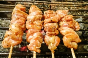 「せせり」は鶏肉のどの部位なの？希少部位で味は絶品！その名前の由来は？？