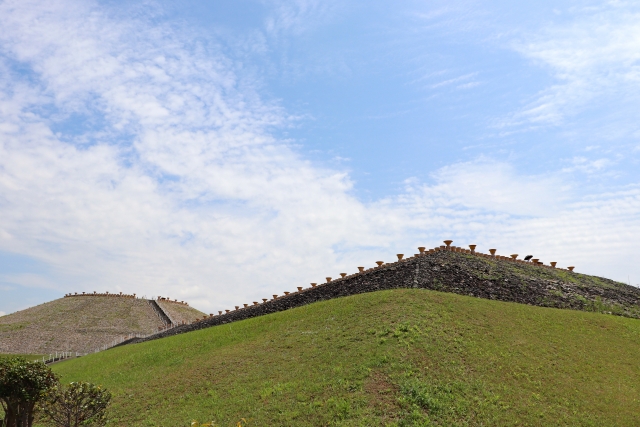 古墳に並ぶ埴輪