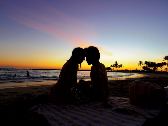 海辺デートの別れ際のキス