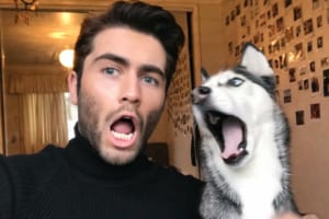 「最強コンビ」「相棒」という言葉がぴったり！表情や雰囲気が飼い主にそっくりなワンコが話題に