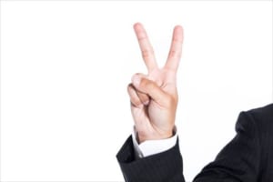 写真を撮るときピースのポーズをするのはなぜ？実は使い方に気を付けないと大変なことに