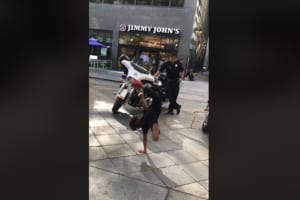 警察官と少年によるダンス対決が勃発！「ここがアメリカの良いところ」など多くの反響