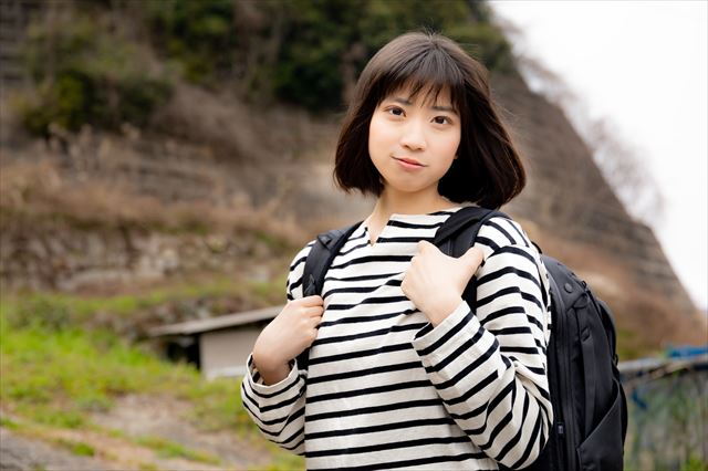 バックパックを背負った女性