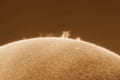 これぞロマン!特殊なスコープを使って撮影した「太陽から上がる炎」の写真がめっちゃ鮮明ですごい!