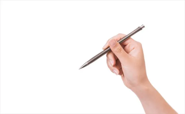 ペンを持つ手