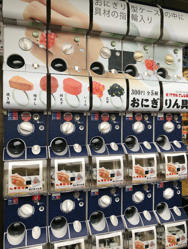 何これ 欲しい おにぎりの形になっているガチャガチャのカプセル 中を開けると Fundo