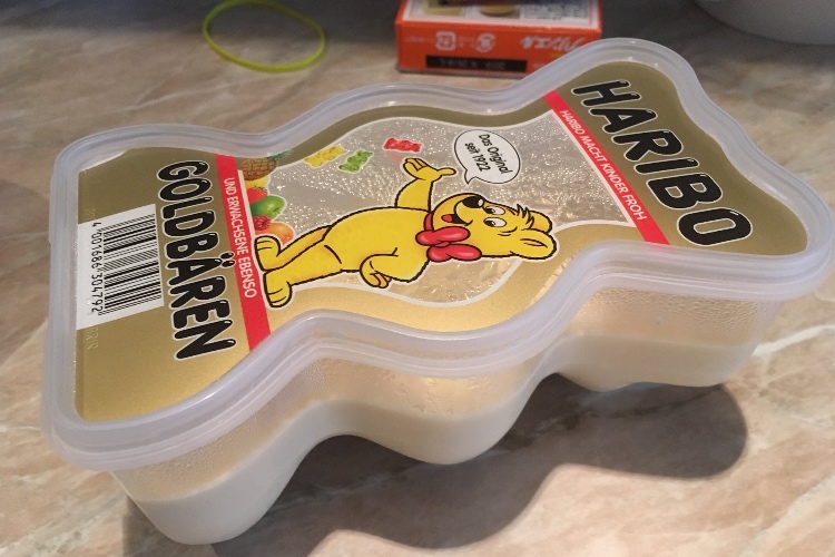 【恐怖】ハリボーの容器で作ったプリンにカラメルソースをかけたら・・・まさかのホラーに!