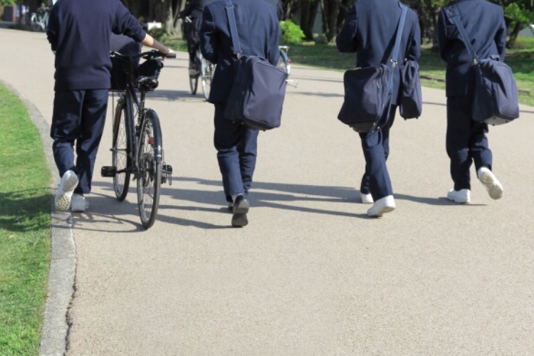 席を譲った女性が妊婦さんだと思ったら・・・予想外の反応に凹んでしまった男子学生の話