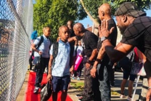 夏休み明けで不安な子供たちを勇気づけるため、校門の前に集まった父親達の行動が話題に！