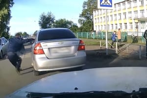 危ないっ！潜り込んでいた子猫に気づかずに車が発進！間一髪で救助した男性に称賛の声