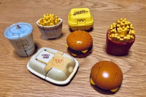 30年前のハッピーセットのおもちゃが懐かしすぎる！「現役で息子がおままごとで使っています」