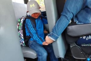 新学期の始まりが不安で涙を流す男の子・・その手を優しく握るバスの運転手に称賛の声