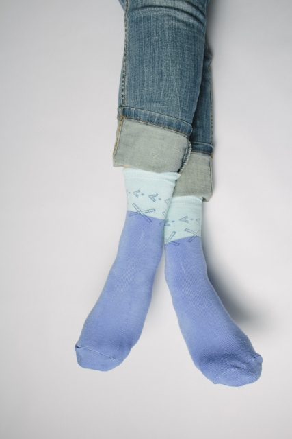 くすんだ青の靴下