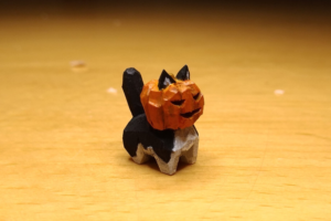 これは欲しくなる♪ジャックランタンの仮装をする猫の木彫がめっちゃ可愛い！