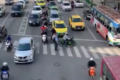 【優しい世界】横断歩道を渡りきるのに時間がかかる男性・・・するとバイクの男性が!