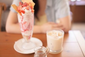 最近よく聞く「パルフェ」の意味は？そしてパフェやサンデーとの違いはなに？
