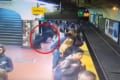 ホームからドミノ倒しに女性が転落！迫り来る電車を停めようと、大勢の人々がとった行動に感動
