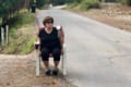 ドライヤー片手に道路沿いに座るこの女性の目的が何かわかりますか?実は意外な理由が隠されていたんです!
