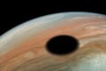 一体何なんだ!?NASAの宇宙船が、木星に浮かぶ直径約3,600kmのミステリアスな円を目撃!
