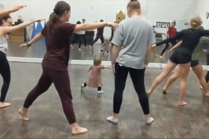 女の子が大人の真似をしているかと思いきや、まさかのインストラクターだった！可愛い指導に反響！