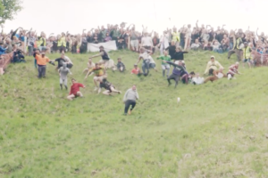 有名なイギリスの奇祭「チーズころがし祭り」が面白い！ルールや歴史について紐解いていく！