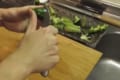 きゅうりの飾り切りを作る、芸術的な包丁さばきがスゴイ！「料理人なのか、芸術家なのか・・」