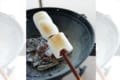 溶けたチョコと焼きマシュマロは最強コンビ！ポッキーをさして焼くマシュマロがナイスアイディア！