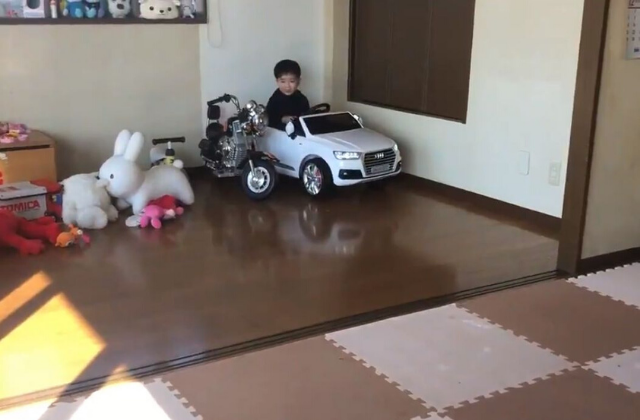 プロ並みのハンドル操作 完璧な運転で車庫入れする3歳児が男前すぎる Fundo プロ並みのハンドル操作 完璧な運転で車庫入れする3歳児が男前すぎる Fundo
