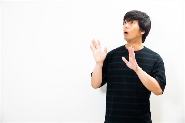 驚いている男性